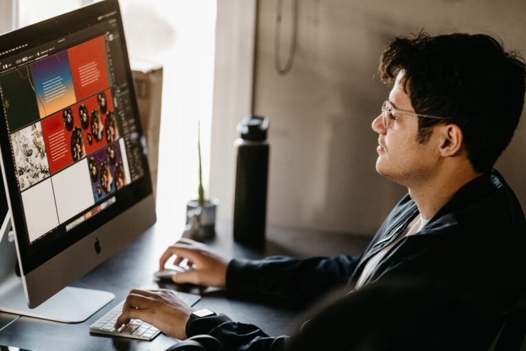 Profissional desenvolvendo um site corporativo em um computador