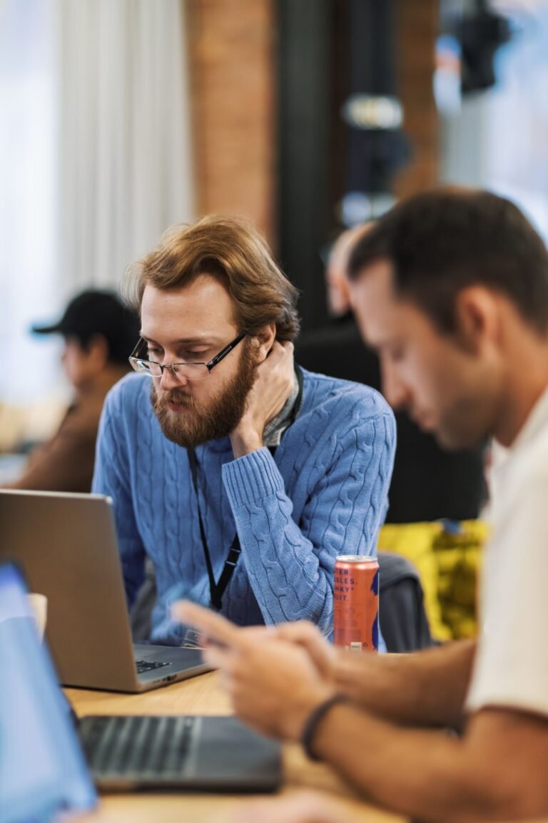 Equipe corporativa avaliando o uso seguro de inteligência artificial