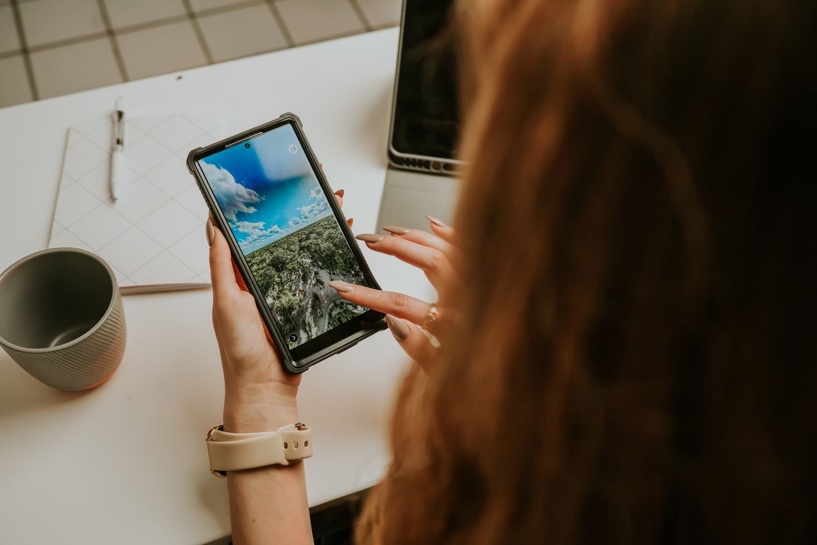 Profissional usando smartphone em um escritório moderno