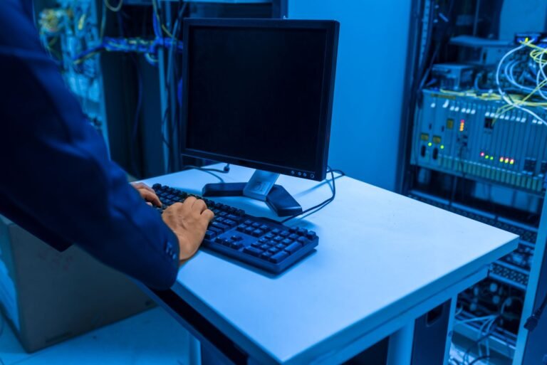 Equipe de tecnologia monitorando a infraestrutura de TI de uma empresa