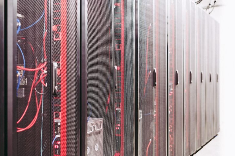 Racks de servidores em um data center moderno