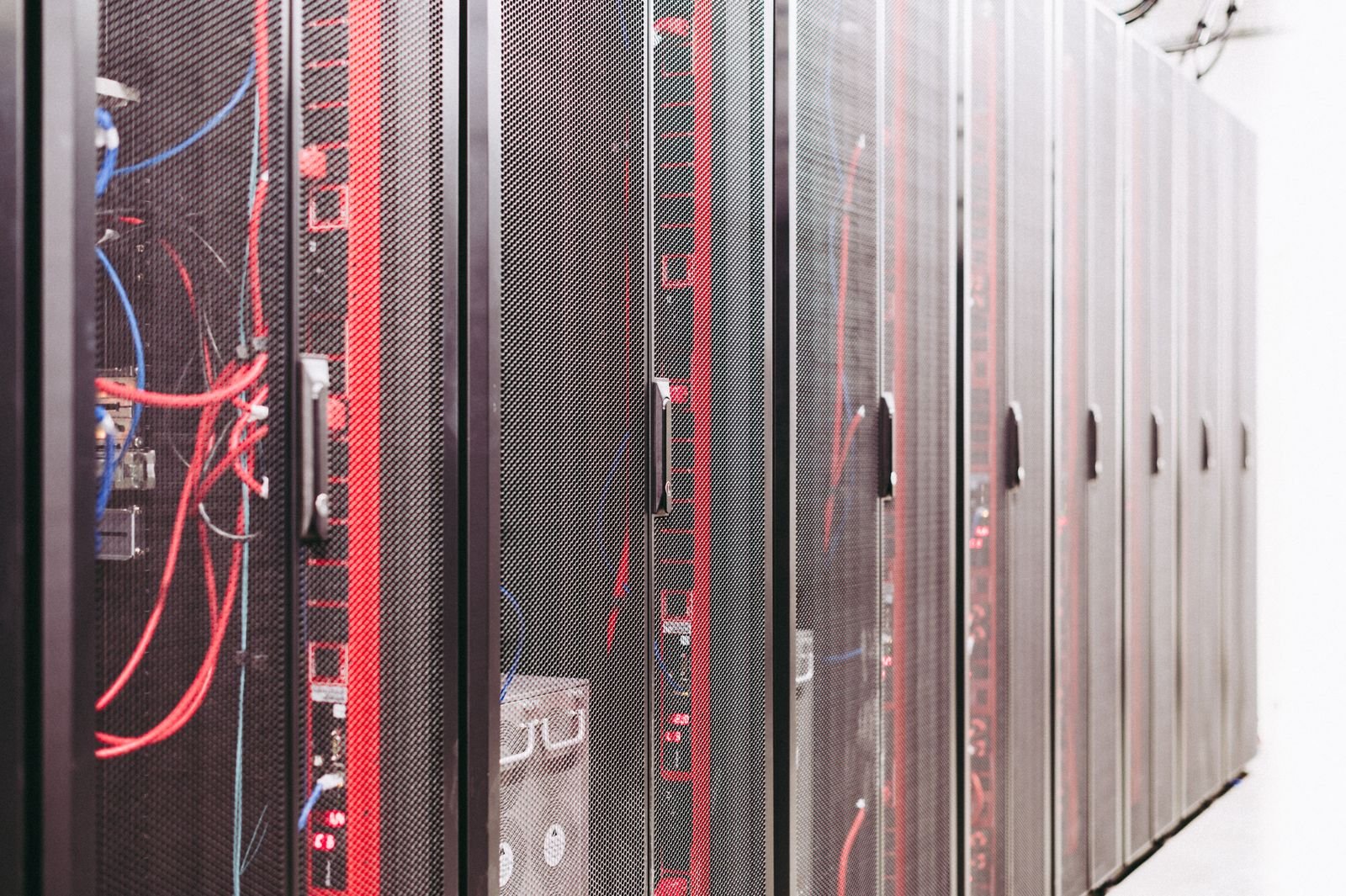 Racks de servidores em um data center moderno